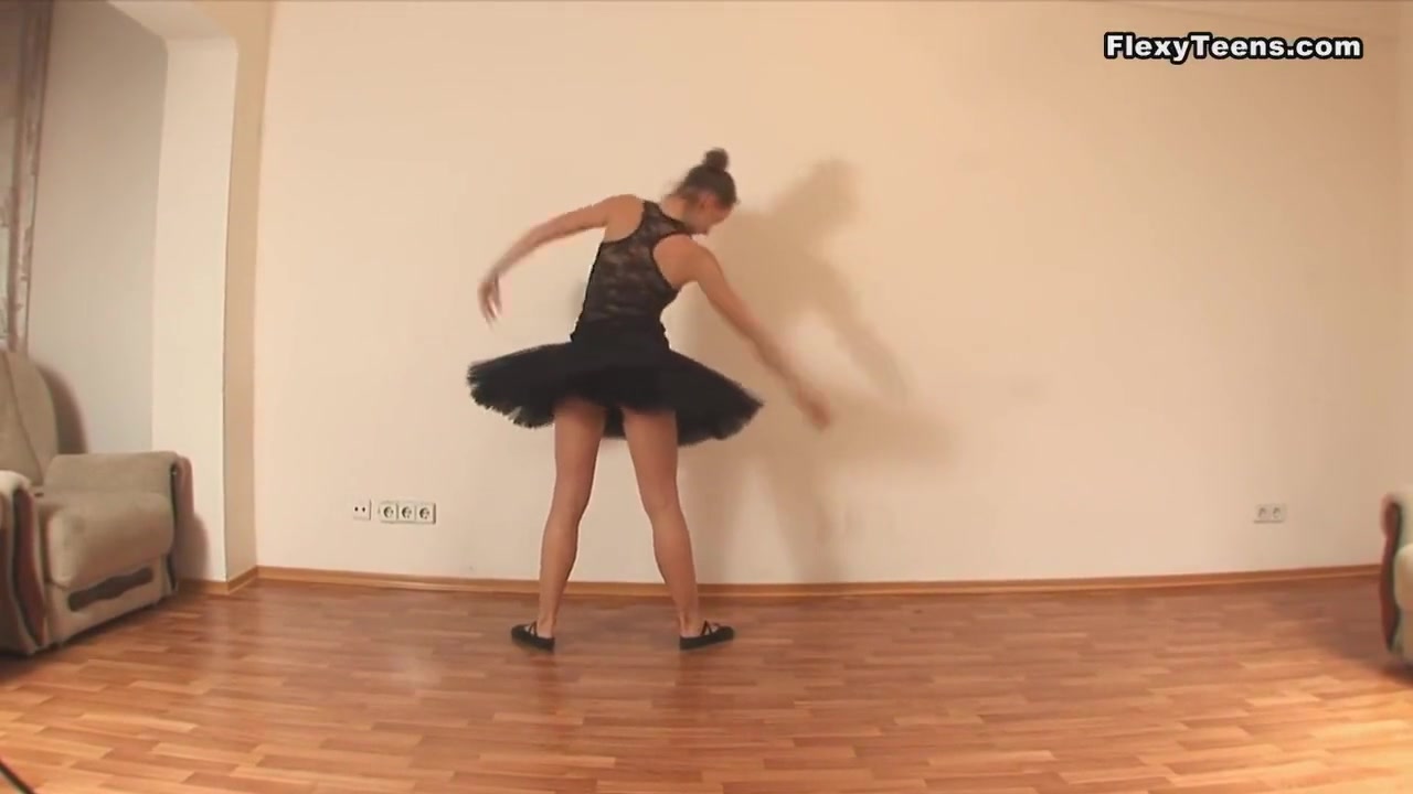 Brunette Skinny Gymnast Linda Paro Spreading Legs