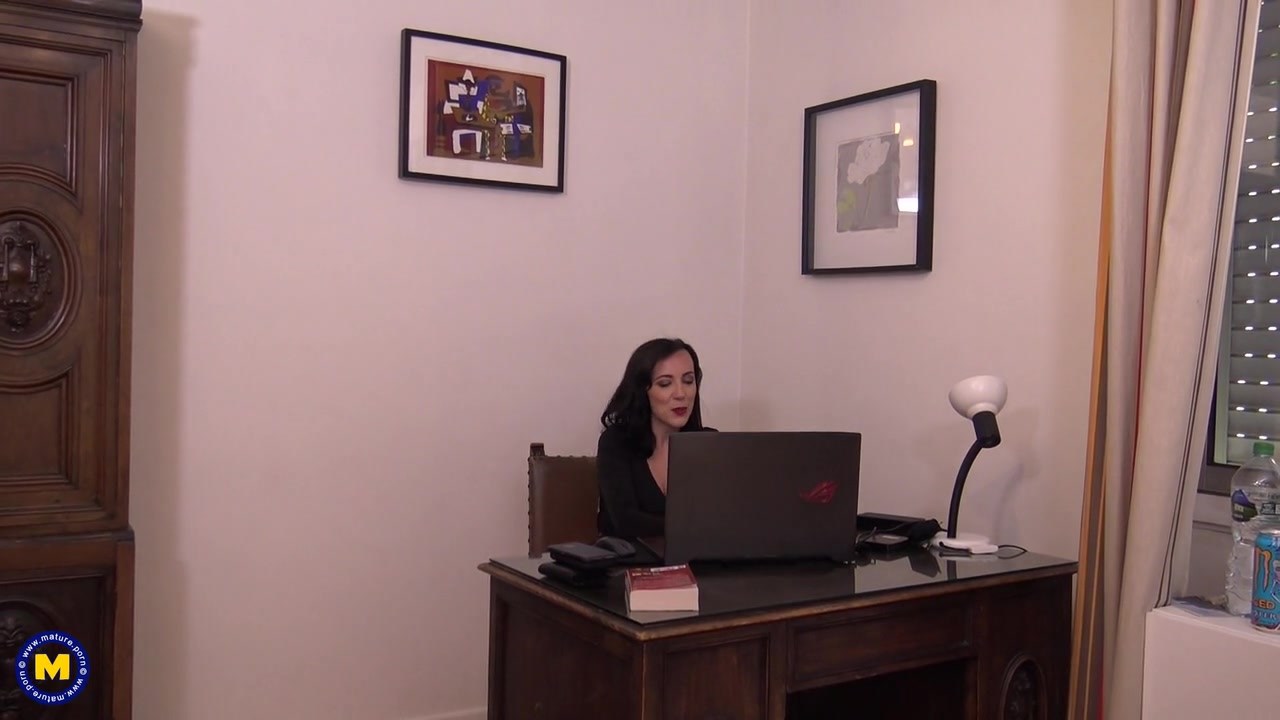 Attractive Mom Mia Is Masturbating At Work - MatureNl