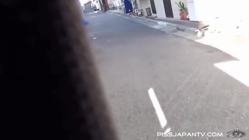 Girls Splash About Town - PissJapanTV