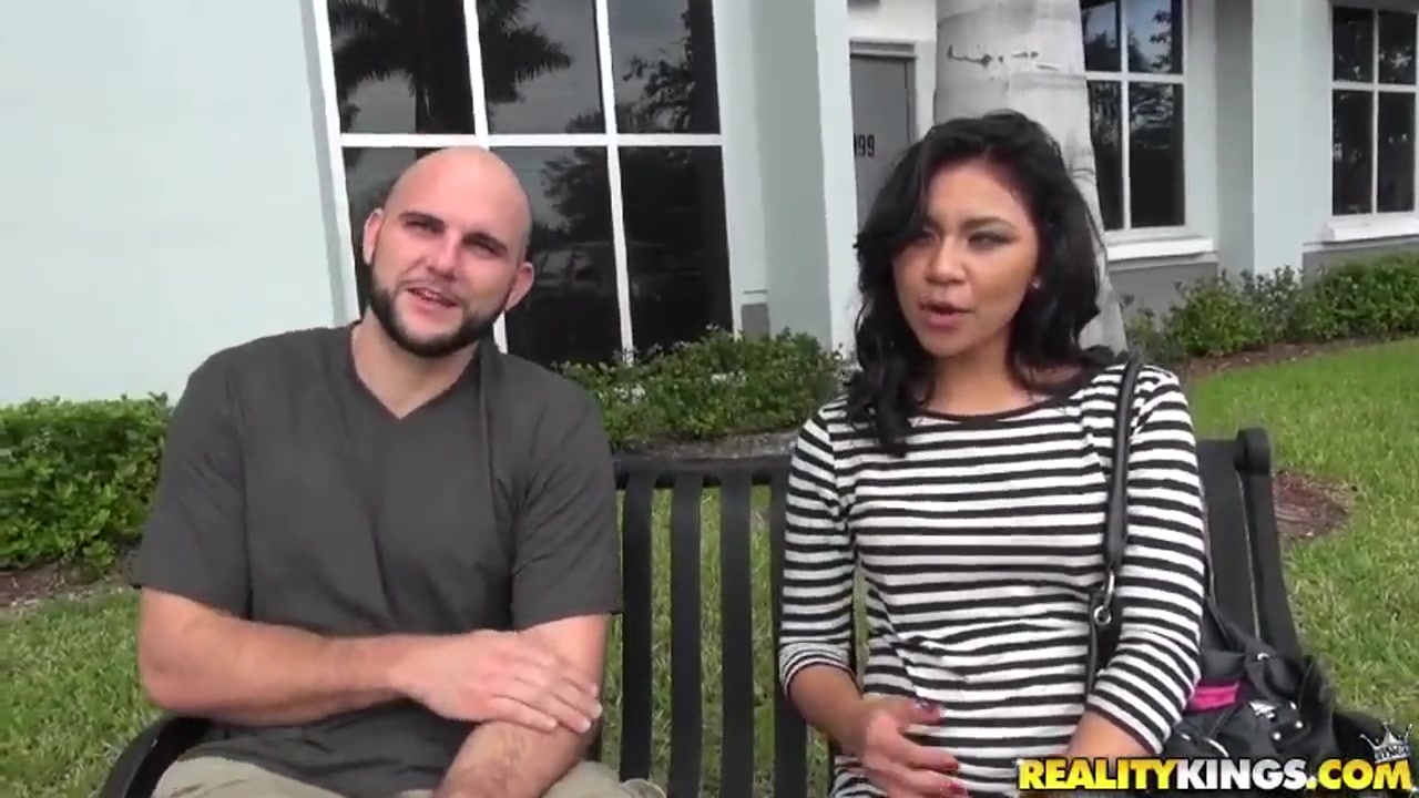 Latina babe Issa Rose is seduced by Jmac