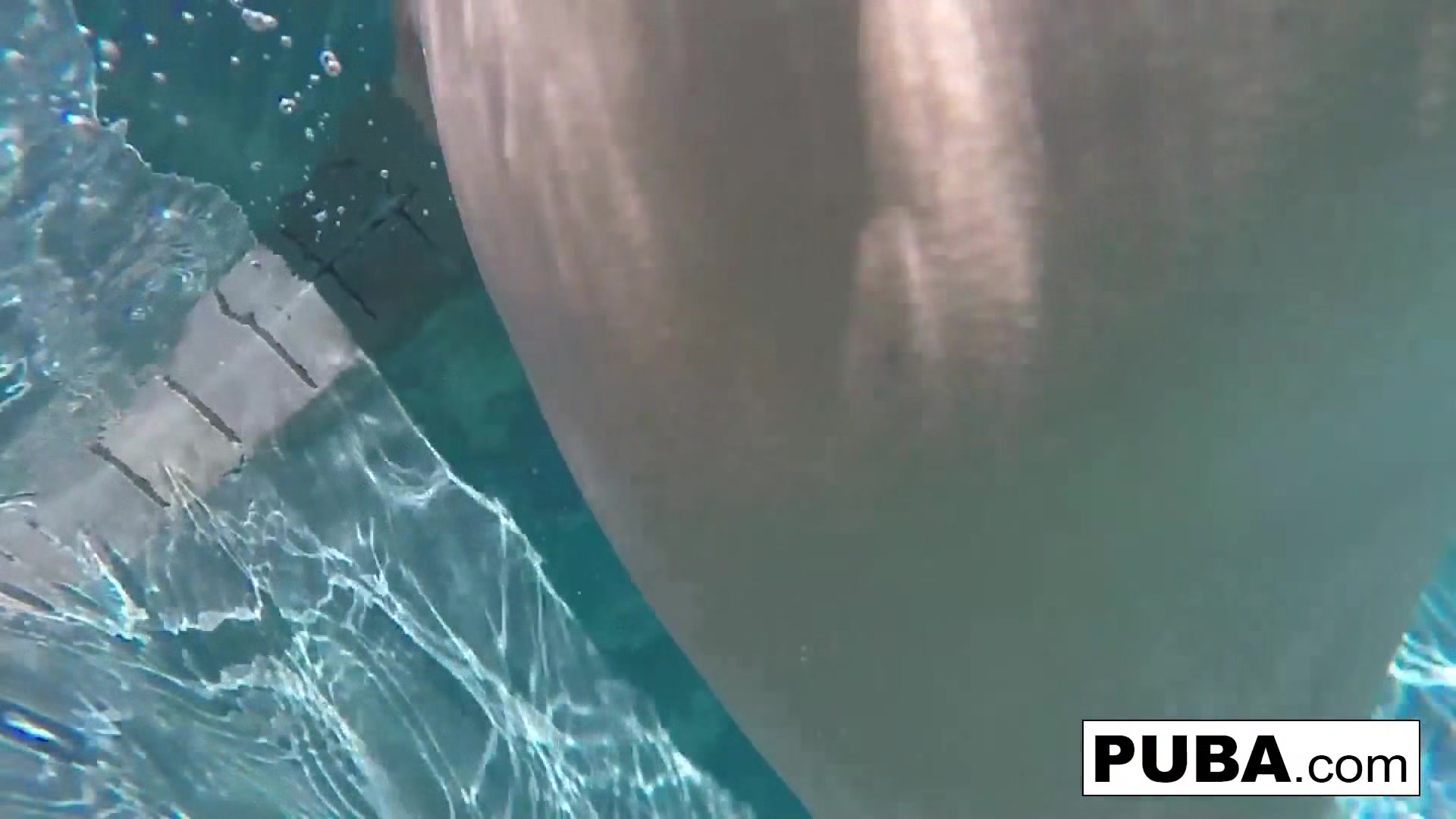 Olivia Austin : Horny Olivia Austin plays with her pussy underwater