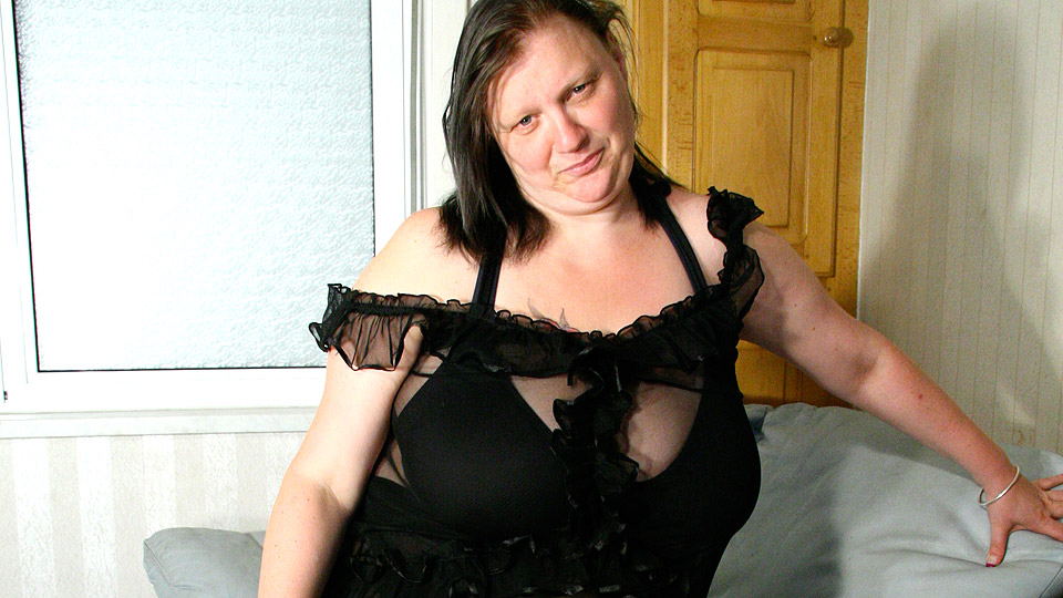 Big Breasted Mature Slut Playing With Her Toy - MatureNL