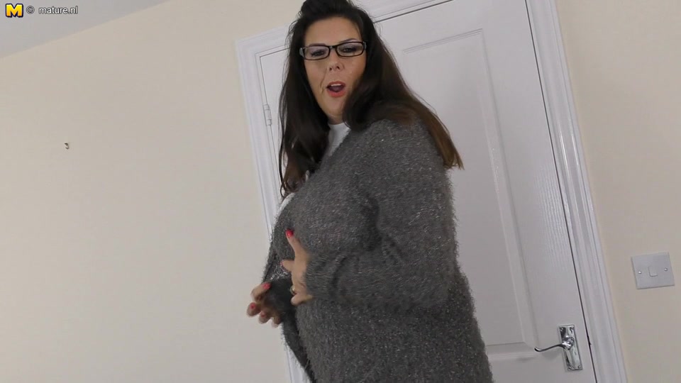 Big Breasted Housewife Lulu Playing With Her Vibrator - MatureNL