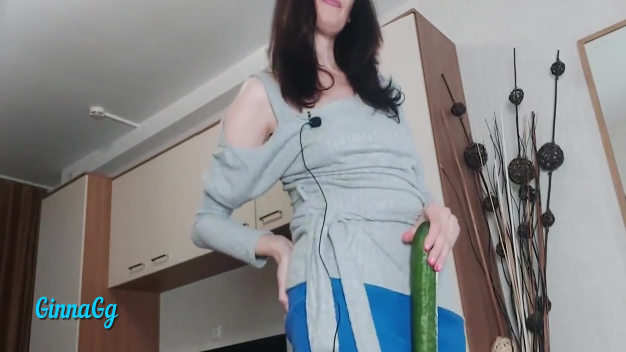 My Creamy Cunt Started Leaking From The Cucumber. Fisting And Squirting 11 Min