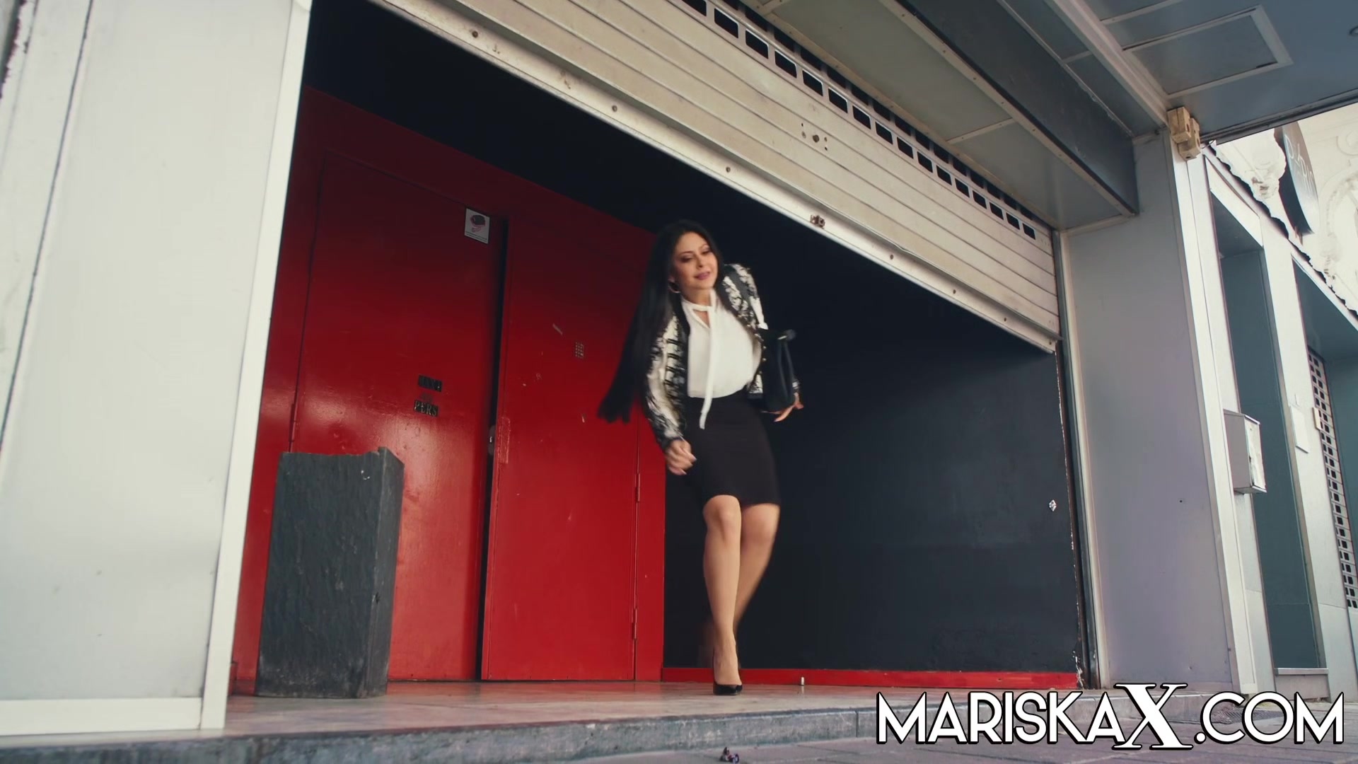 MARISKAX Stripper Valentina Ricci fucks the club owner