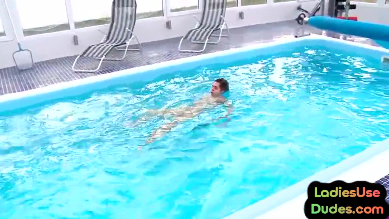 Pegging 21yo CFNM chicks fuck guy in swimming pool 3some