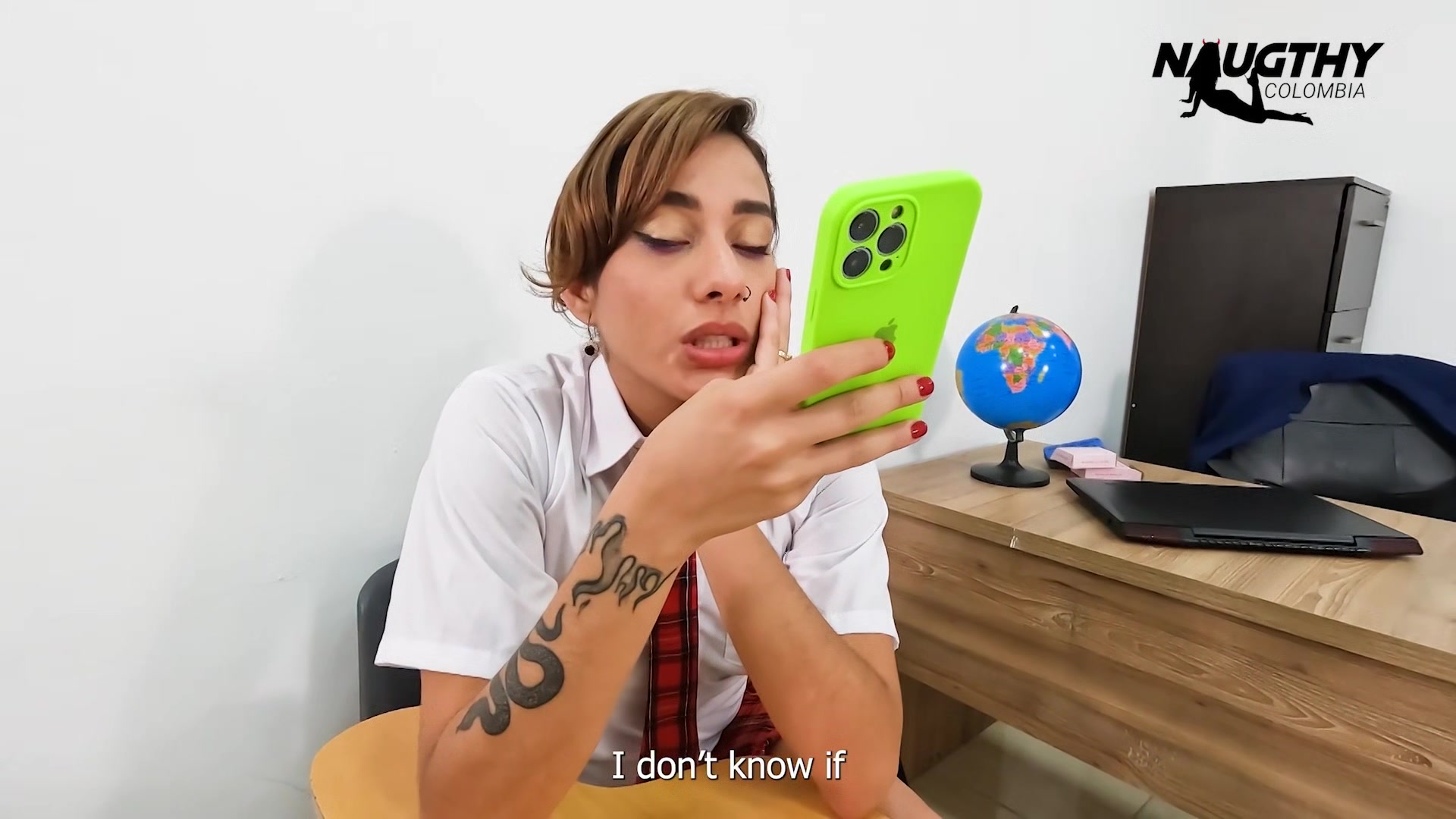 Schoolgirl Masturbates In Classroom - Naughtycolombia