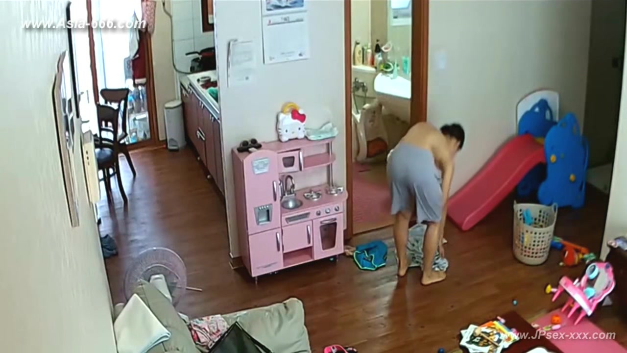 Hackers use the camera to remote monitoring of a lover's home life.545