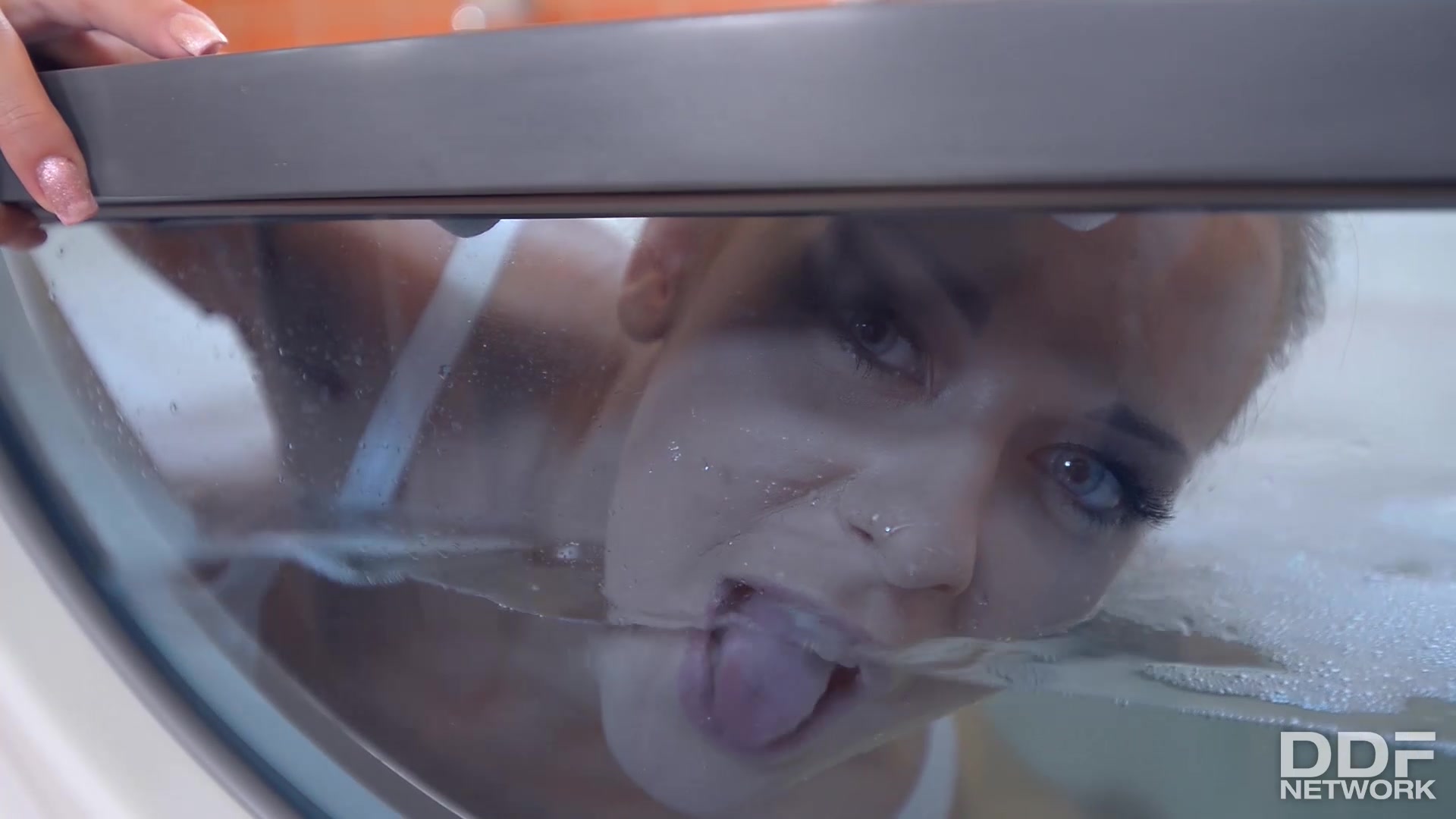 Bath Time Fun - Young Blonde Pussy Gape Pleasures - PornWorld