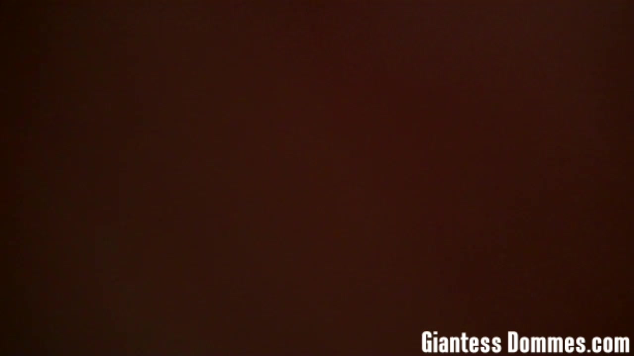 Crushed by a giant woman - GiantessDommes