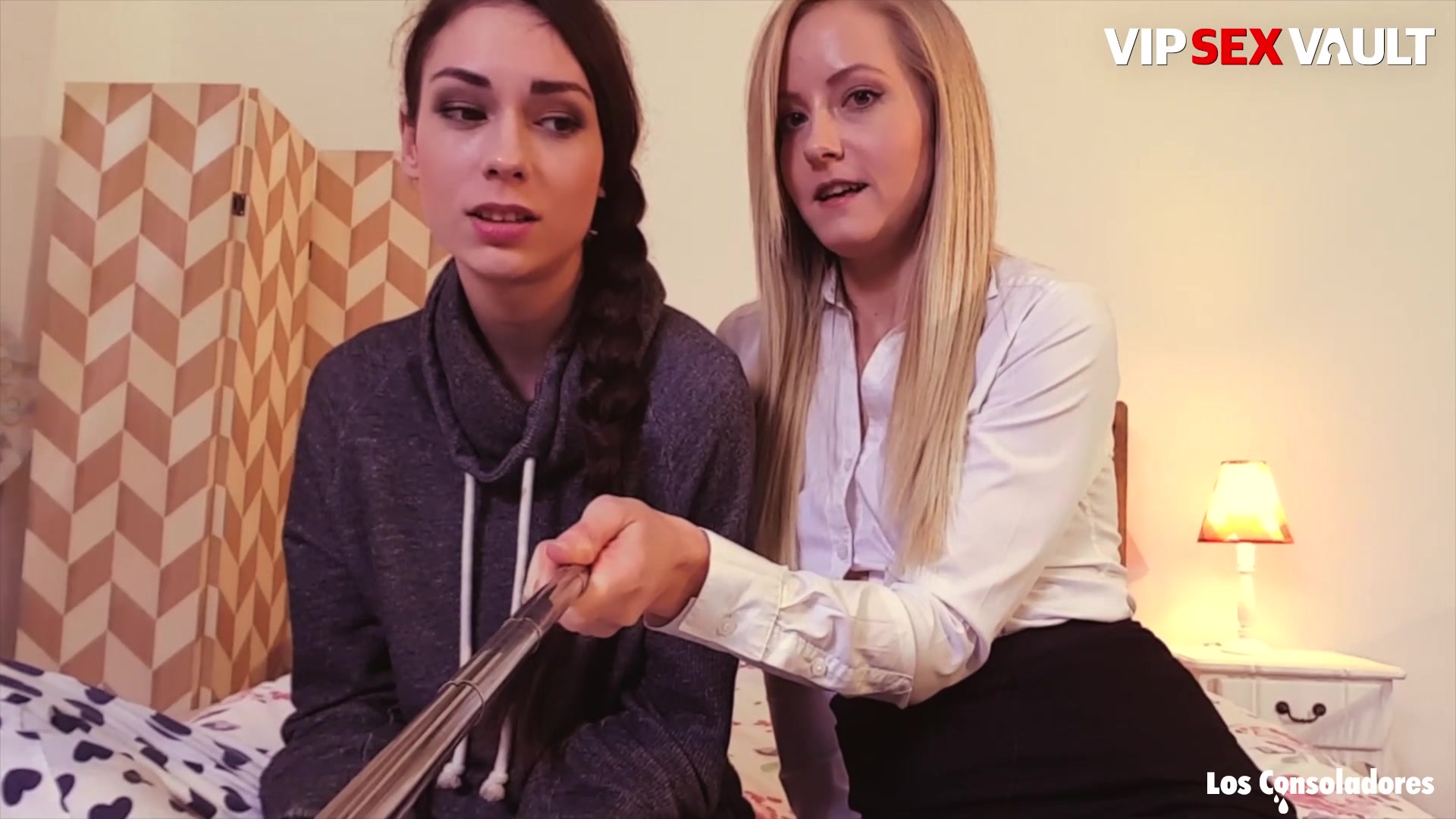 VipSexVault - Arwen Gold - Homemade 3Way Sex With Teasing Brunette