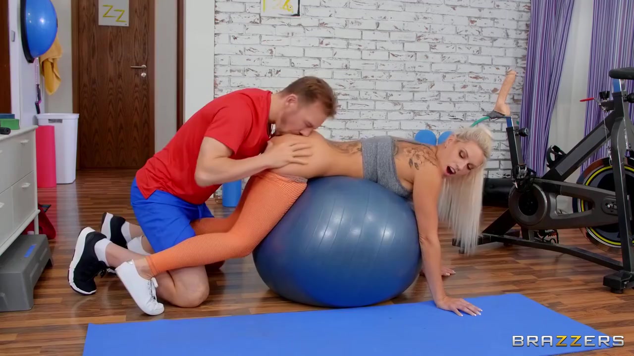 Tremendous Tramp Double Penetrated While Working Out