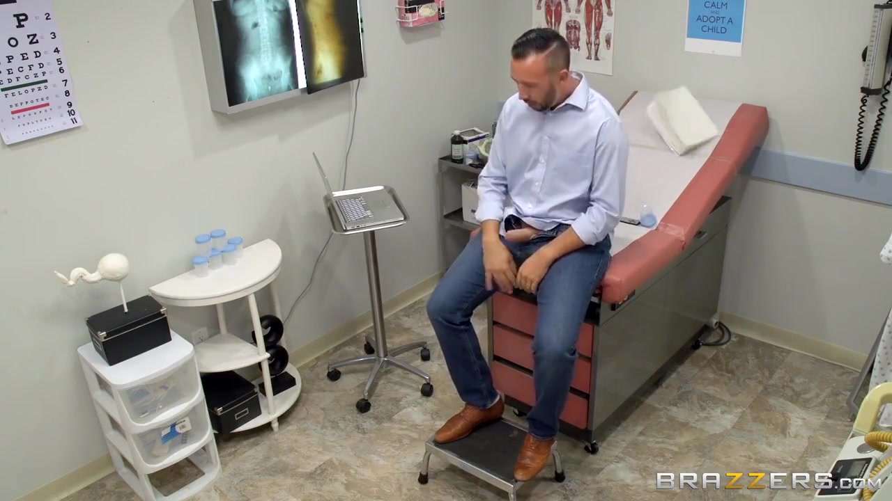 Huge Boobs, Keiran Lee And Julia Ann In Perverted Female Doctor Strokes Big Dick And Shows