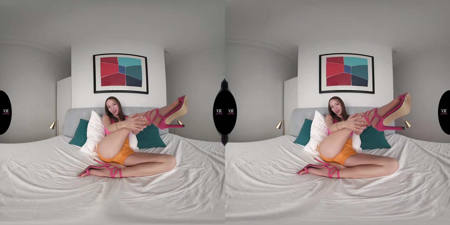 Kate Loves To Get Her Clit Sucked - VRsolos