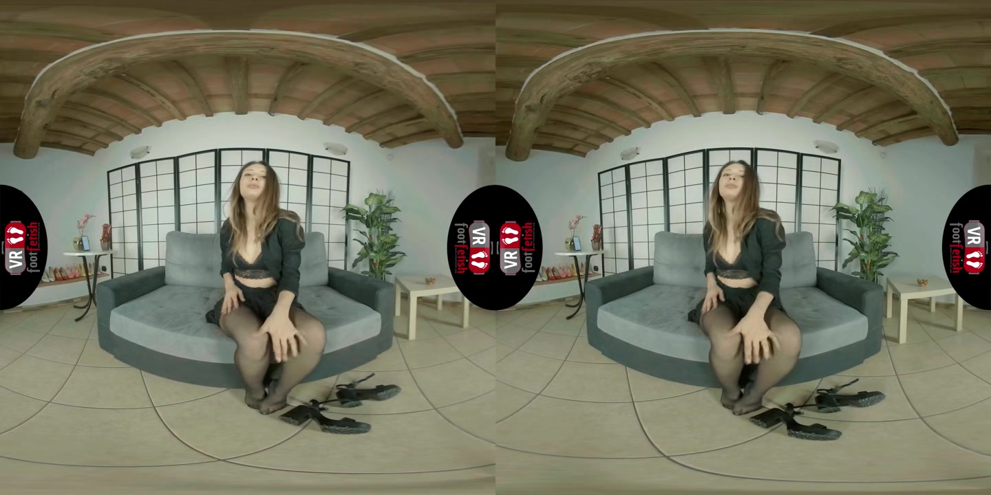 Beautiful babe Violet Loves Eating Strawberries And Massaging Her Sexy Feet In Nylons In VR - VRFootFetish