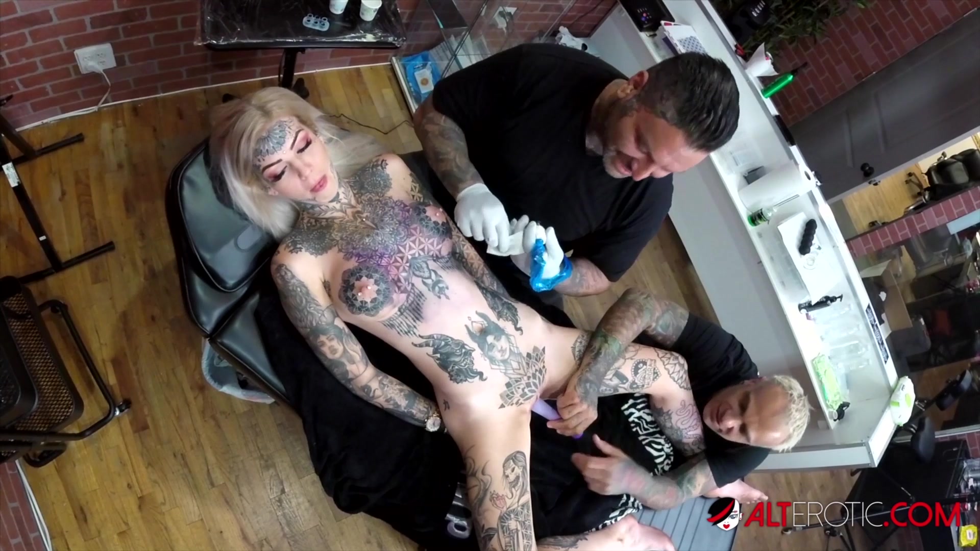 Amber Luke Plays With Her Pussy While Getting a Chest Tattoo