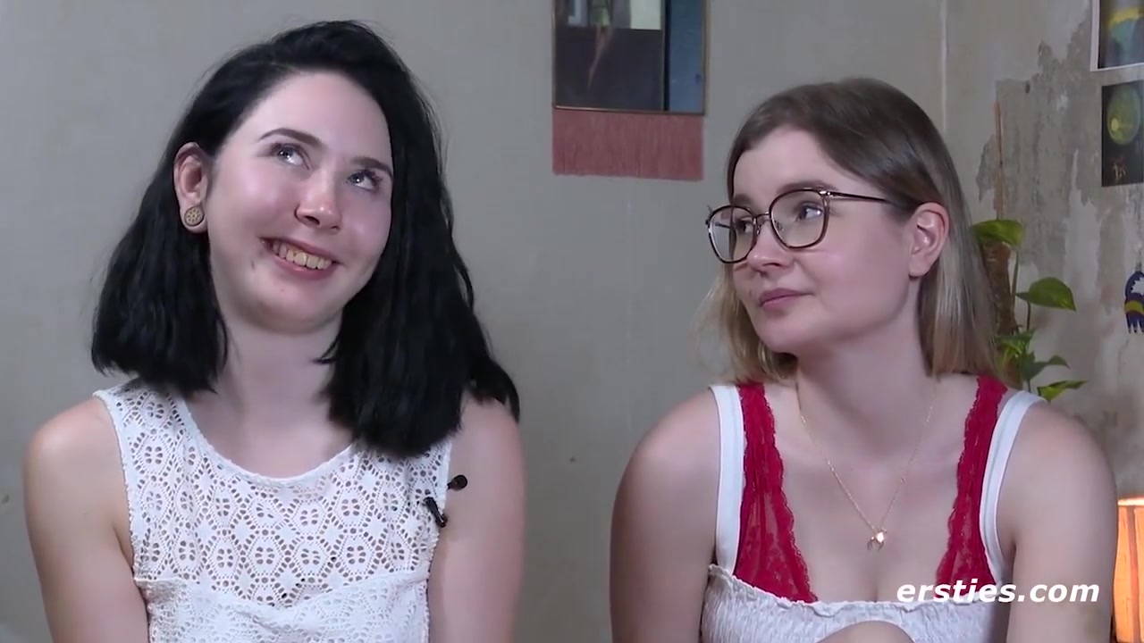 Brunette Wird Von Ihrer Deutschen Freundin Mit Strap-on Verwohnt