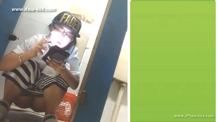 chinese girls go to toilet.68