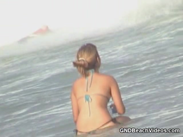 Bikini babe has a nice rack - GNDBeachVideos