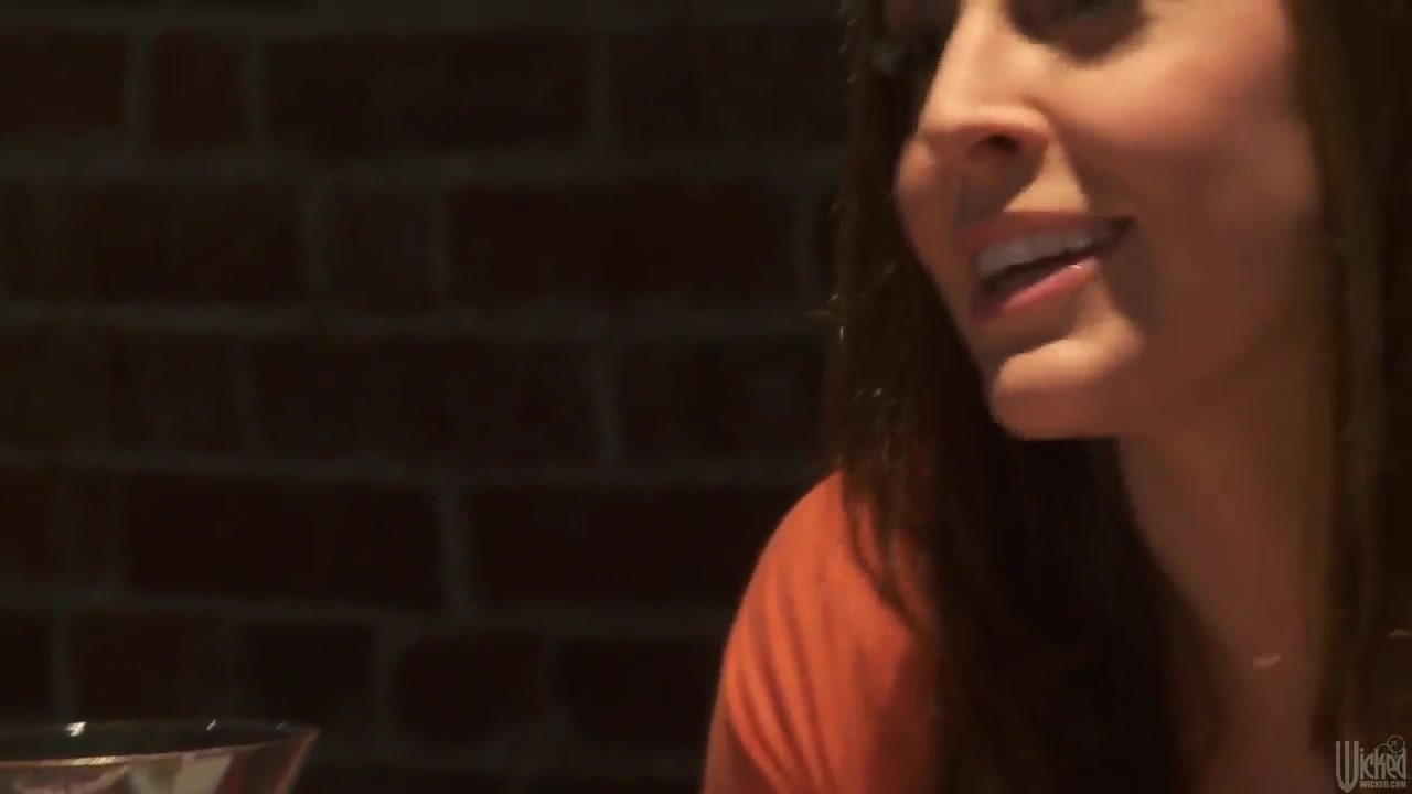Young chick Gracie Glam gets nude and gives mouth job