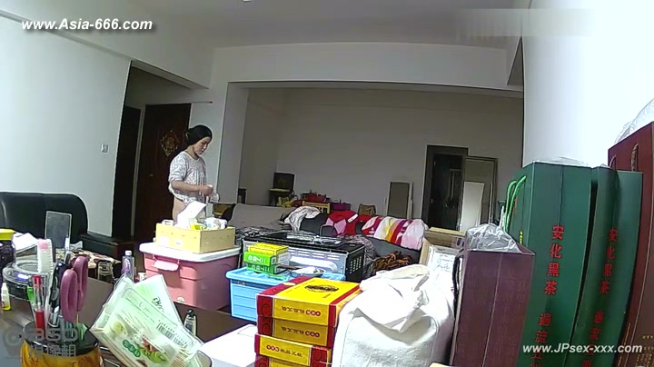 Hackers use the camera to remote monitoring of a lover's home life.285_2