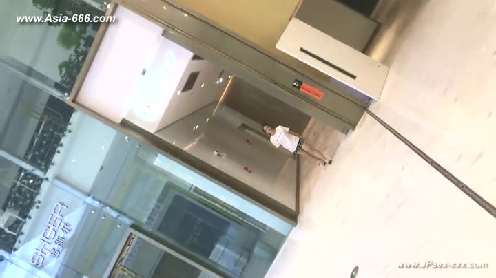 chinese girls go to toilet.136