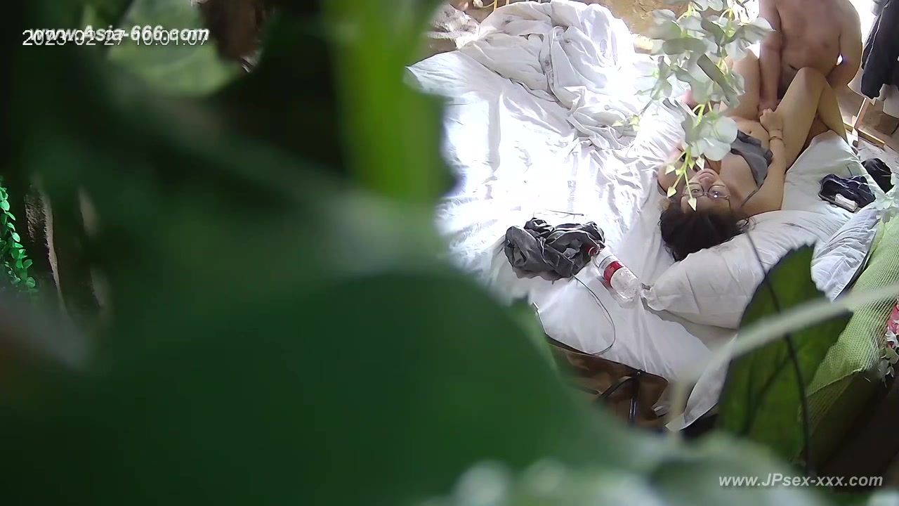 Hackers use the camera to remote monitoring of a lover's home life.634