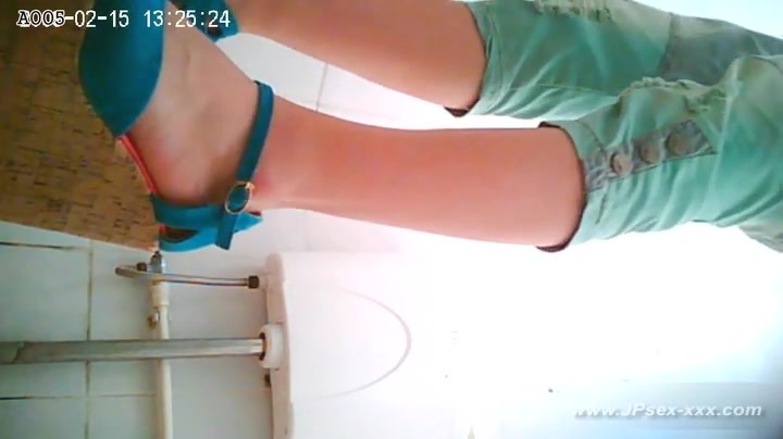 chinese girls go to toilet.14