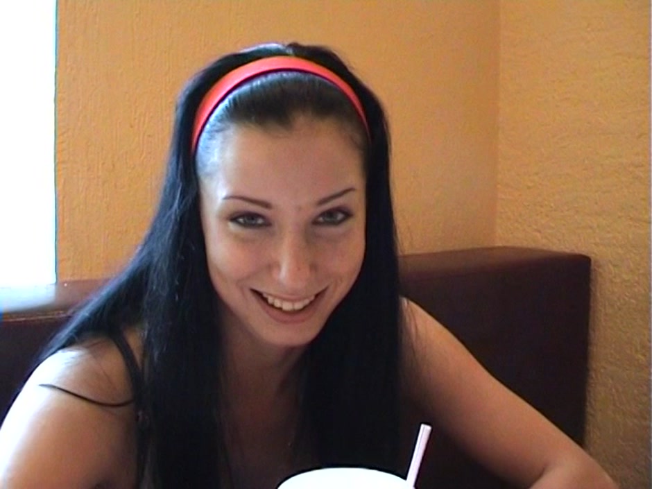 Yulia in amateur hot vixen gives a nice blowie to her guy