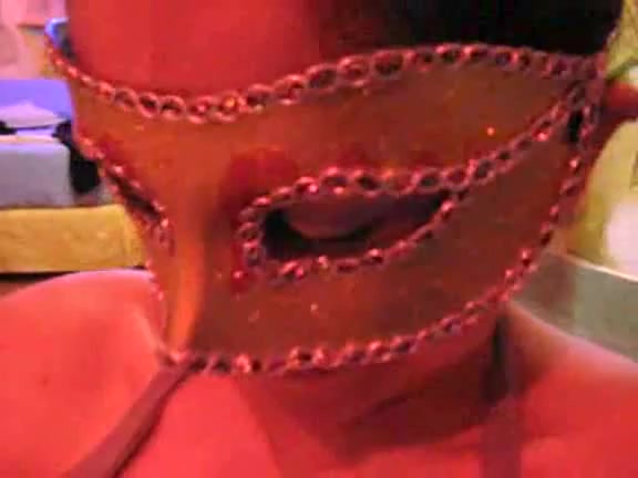 Sympathetic hussy uses mask to dildo her twat on cam