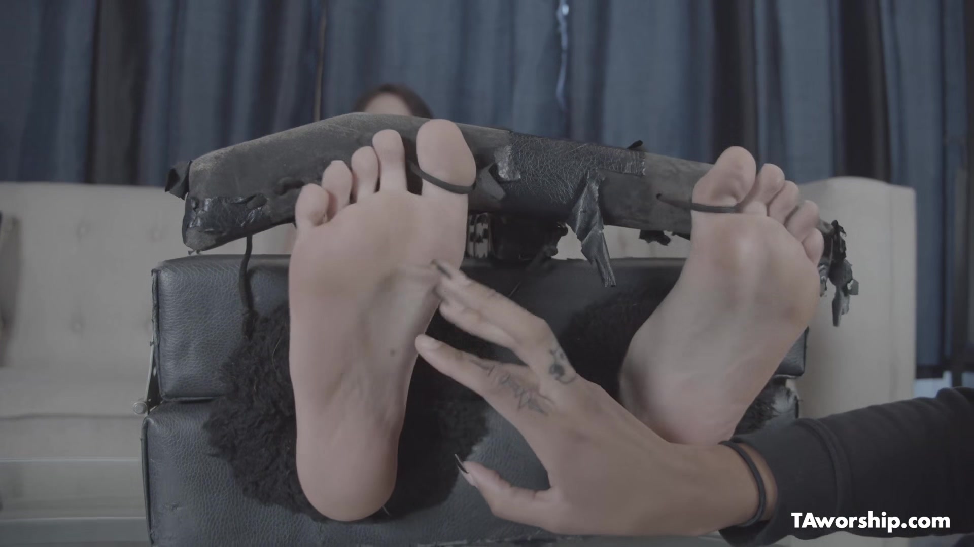 Zoes Nylon Foot Tickle - Taworship