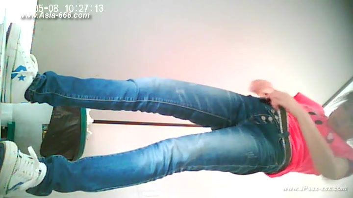 chinese girls go to toilet.44