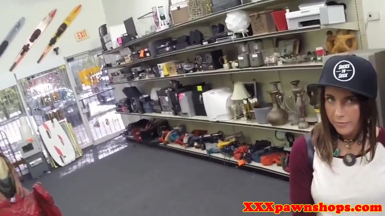 Pawnshop Babe Blowing Cock Until Cuminmouth