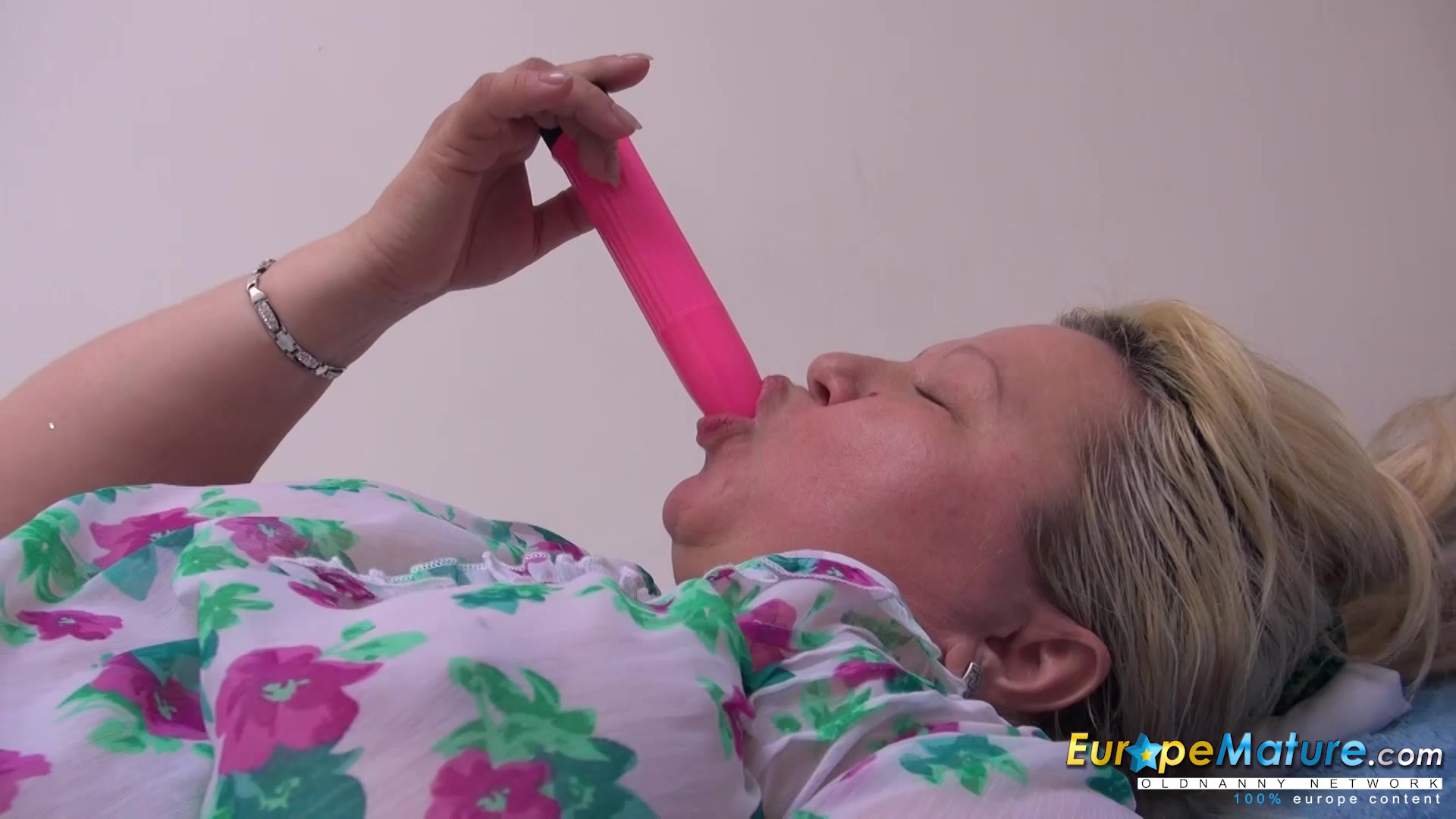 EuropeMaturE Grandma is Masturbating With Sex Toys