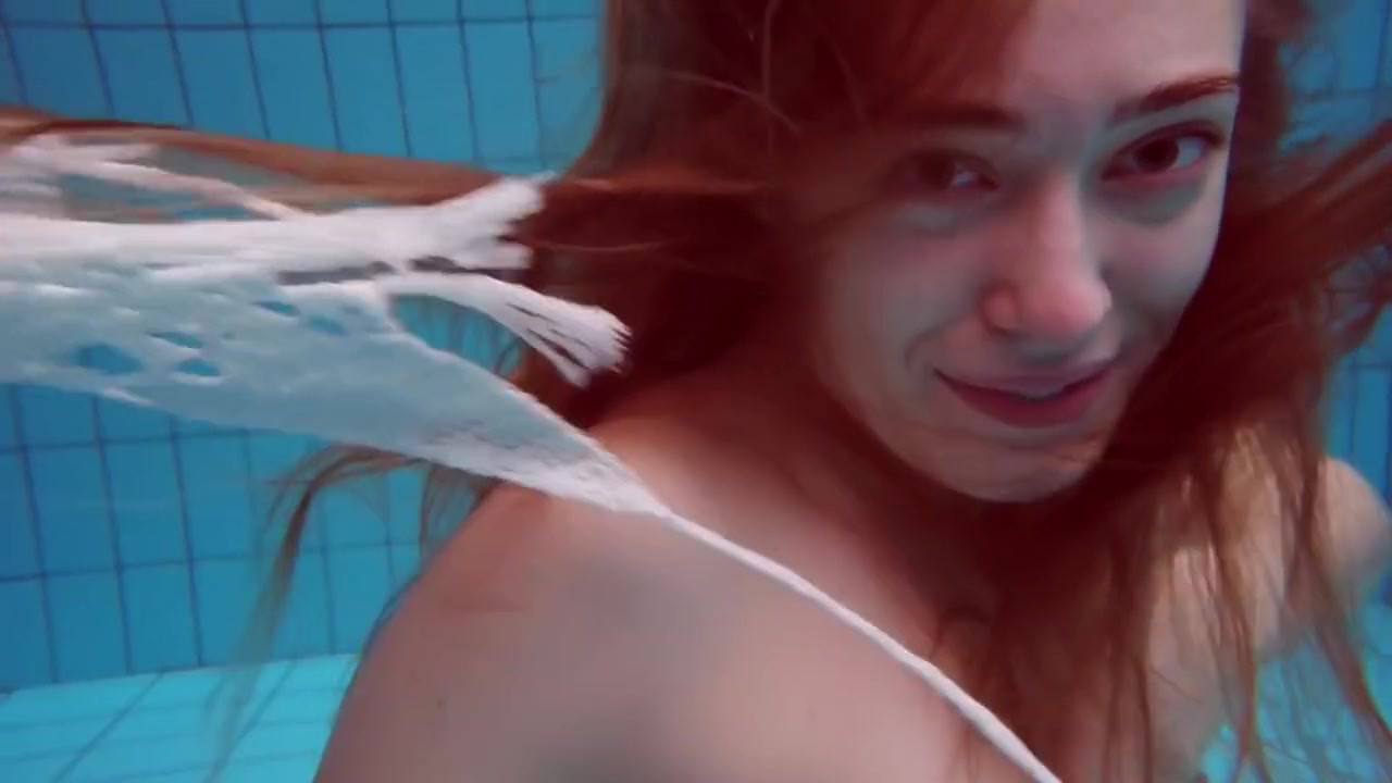 Underwater Hottest Babe Zelenkina Swims
