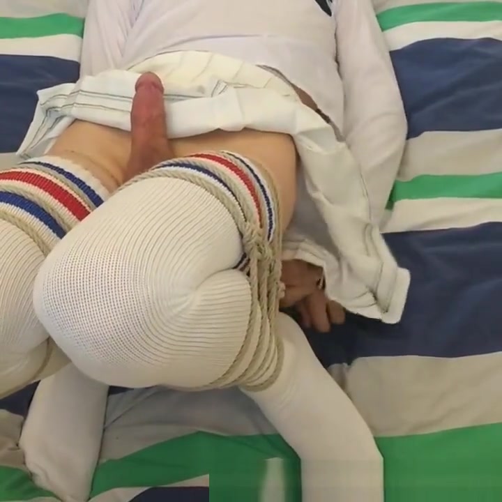 tightly bundled femboy cums without touching