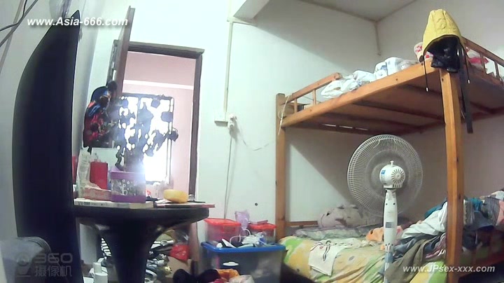 Hackers use the camera to remote monitoring of a lover's home life.250_2