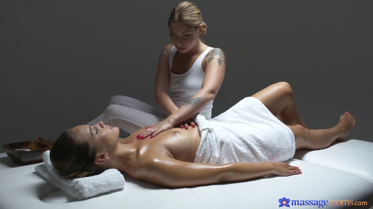 Amy Red Naomi Bennet in Intimate Massage for Hot Lesbians - MassageRooms