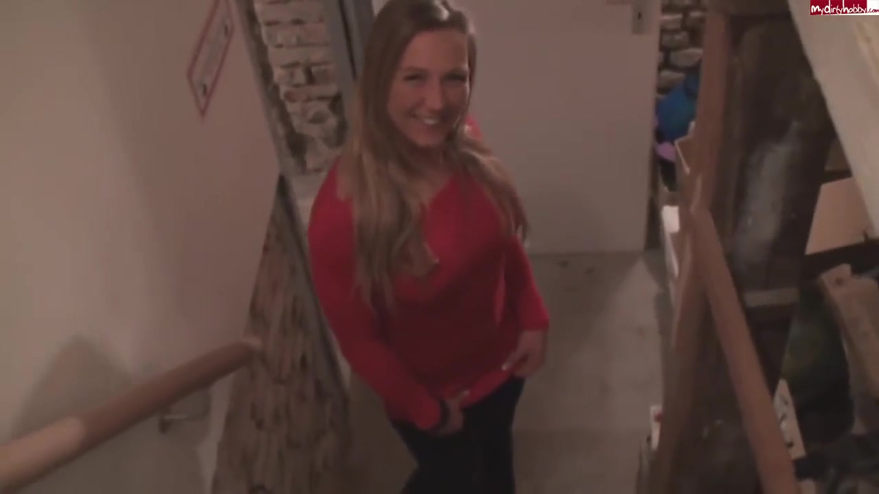 Blondine Bietet Sich An Und Wird Angepisst