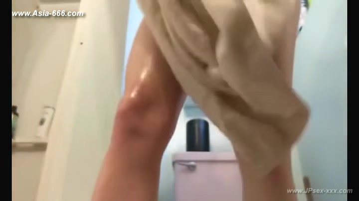 blonde girls shower.***
