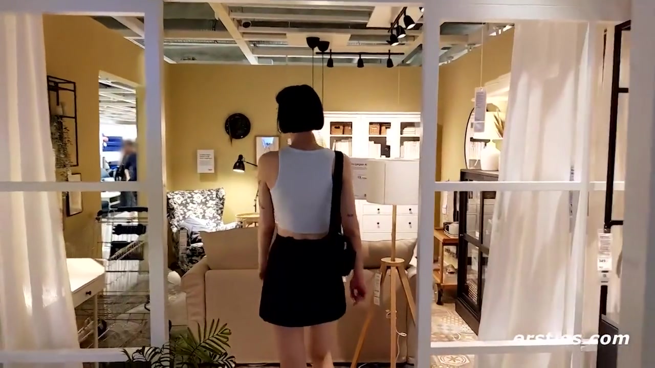 Hot Amateur Babe Masturbates While Shopping