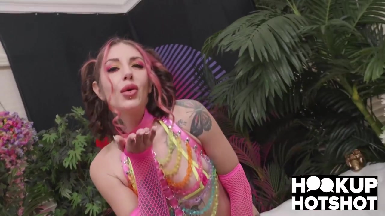 Brenna Mckenna And Nade Nasty In Tiny Meets Up With For Sloppy Sex!