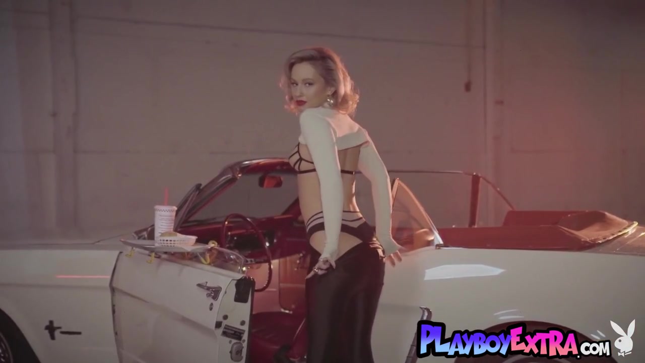 Petite Teen 18+ Blondie Reveals Her Pussy