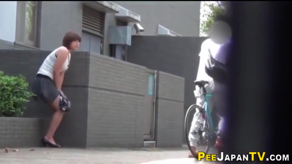 Asian Babe Gushes Urine