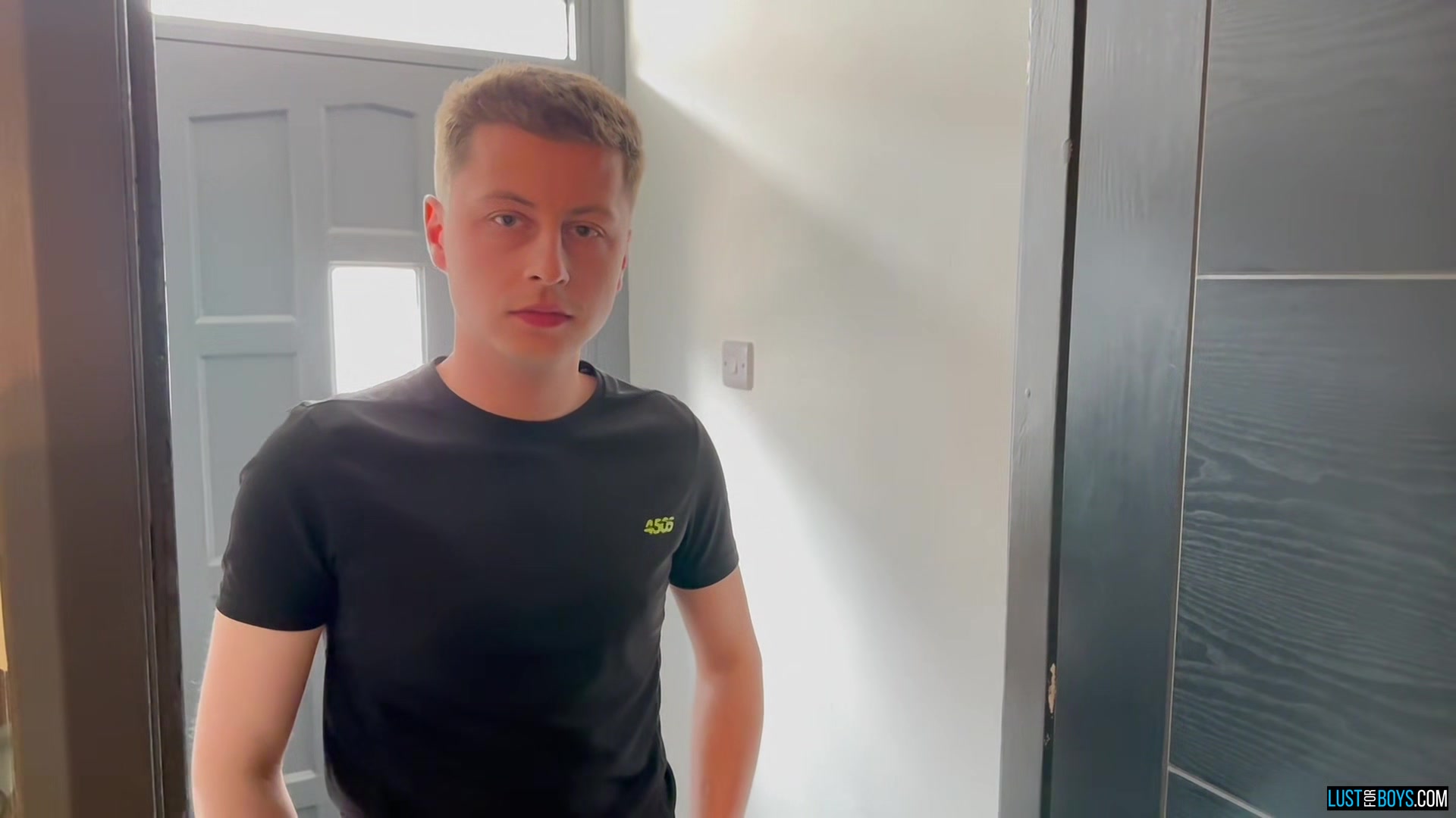 Jake Worthy Teases Gay Gang With His Huge Dick And Perky Ass