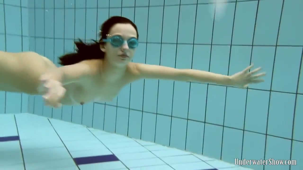 Brunette teen 18+ Shows Her Nude Body To You