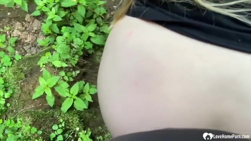 Girlfriend Gets A Facial In The Woods