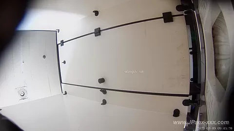 chinese girls go to toilet.324