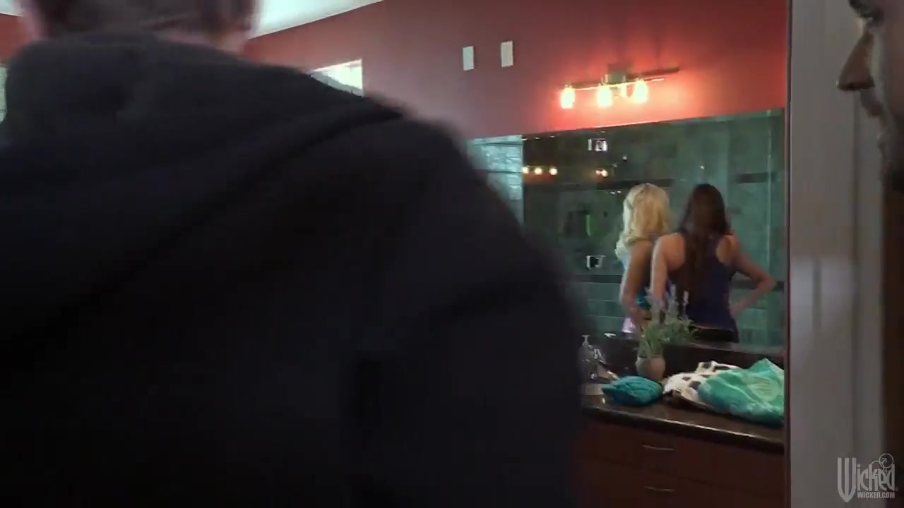 Sluts Anikka Albrite and Teal Conrad get nasty