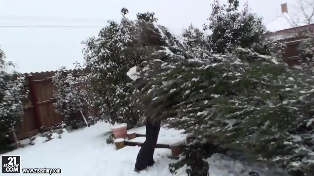 Babe Kathia Nobili gets filmed on snow